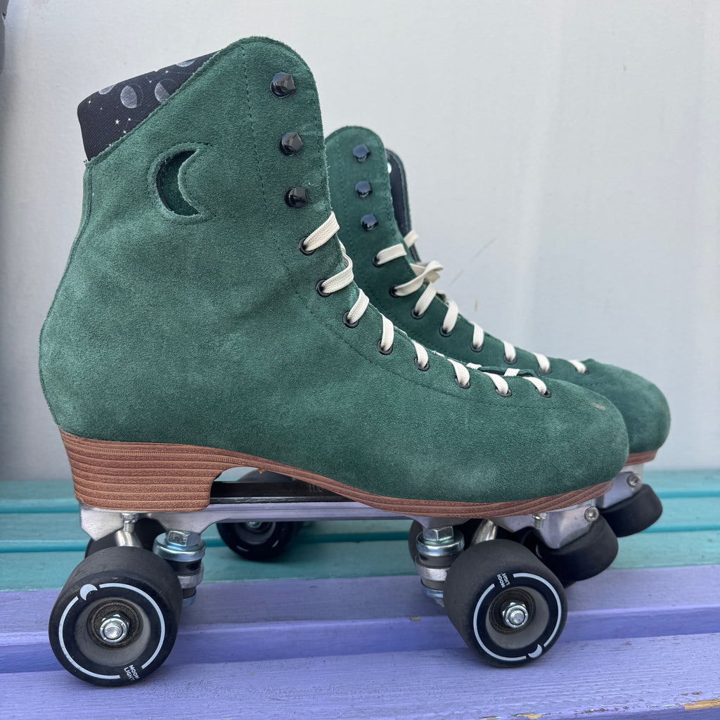 Used Emerald Moonlight Roller Skate Size 11
