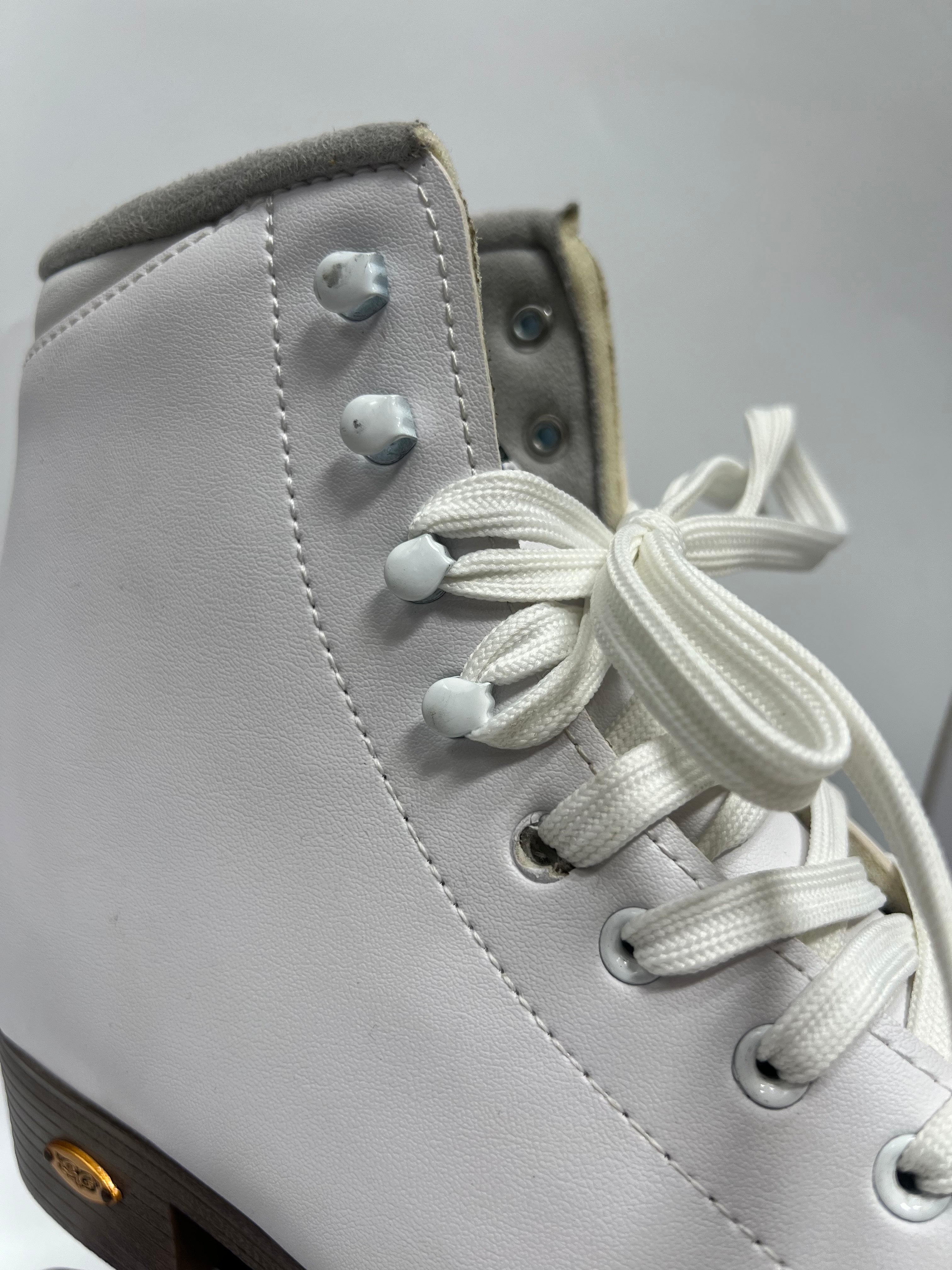 Sure-Grip - Fame - White Size 10 *BLEM* - Pigeon's Roller Skate Shop